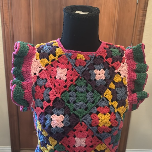 Beautiful & colorful Farm Rio Crocheted top with flutter sleeves in a SZ:M. NWT - Picture 2 of 4